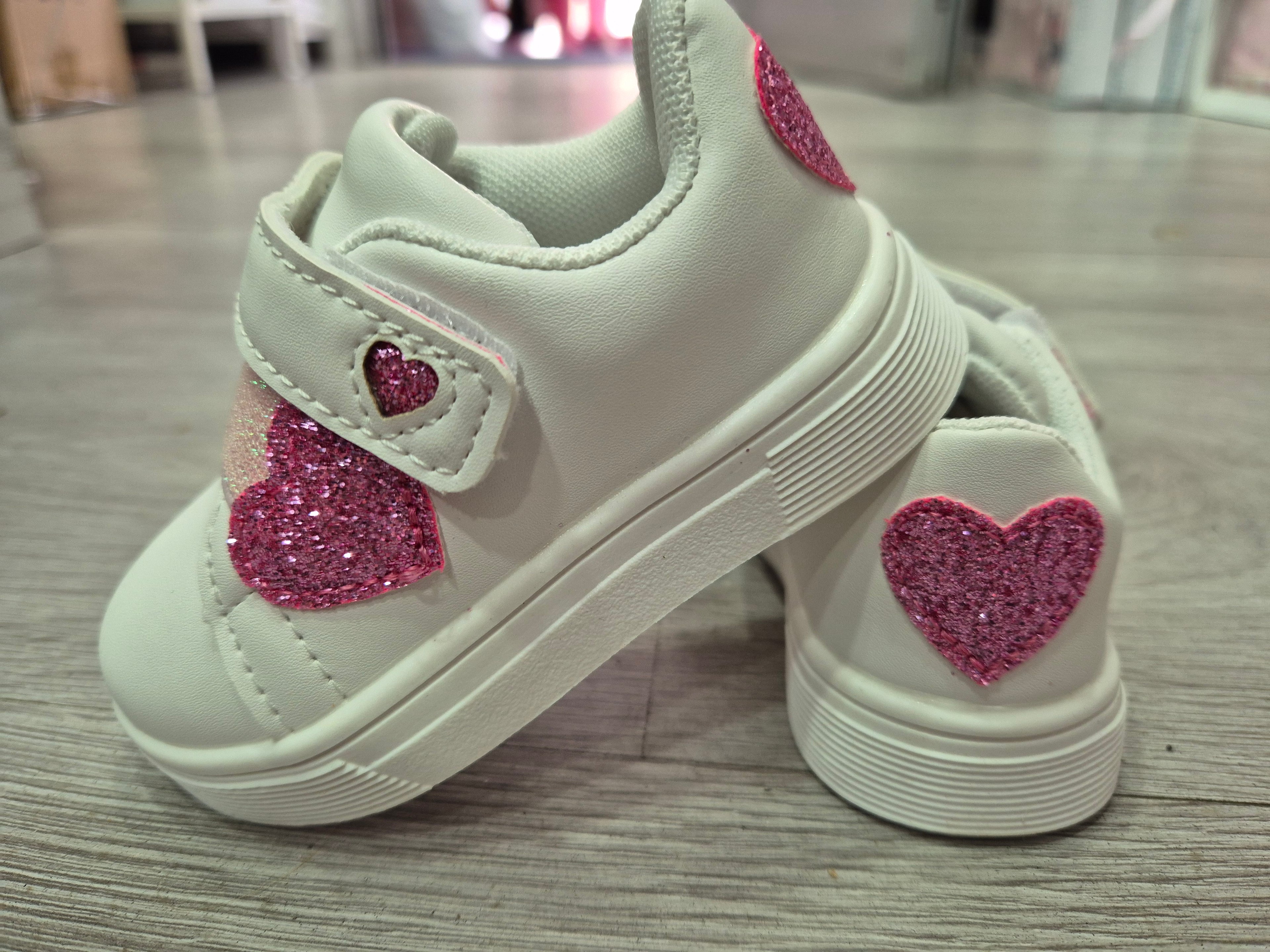Sneakers in pelle bianco con cuori fuxia