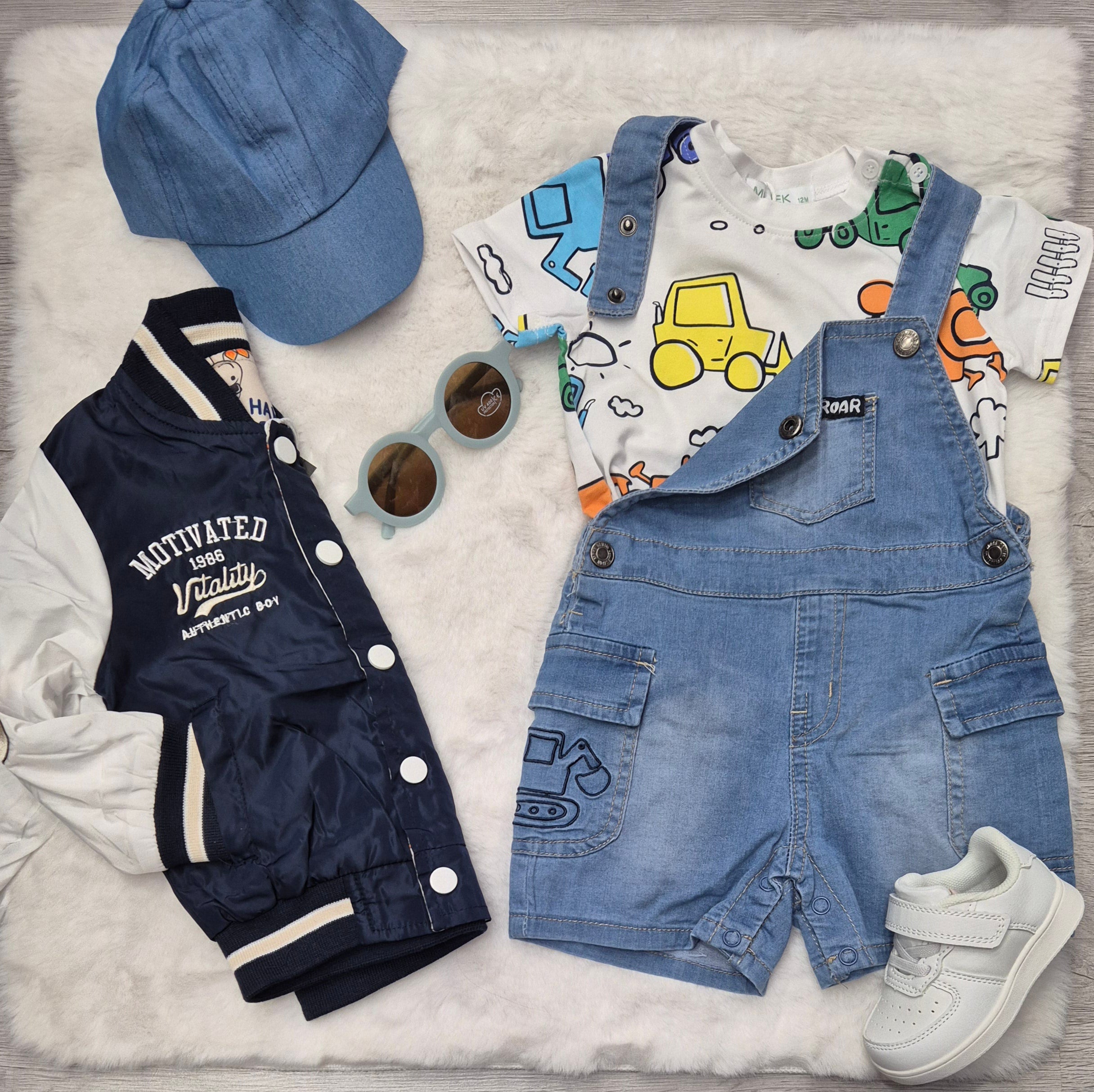 Salopette di jeans + t-shirt