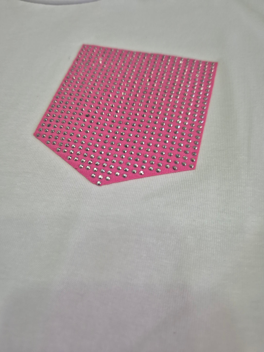 T-SHIRT CON TASCHINO