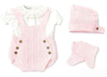 Salopette in filo, con cappello e scarpette, color rosa e bianco.