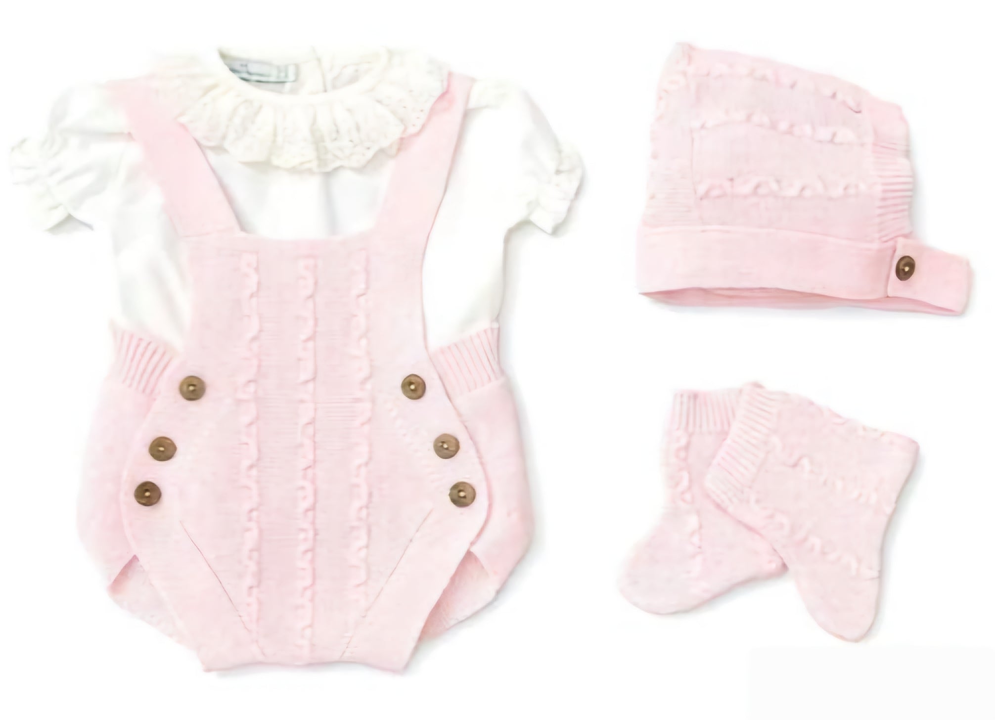 Salopette in filo, con cappello e scarpette, color rosa e bianco.