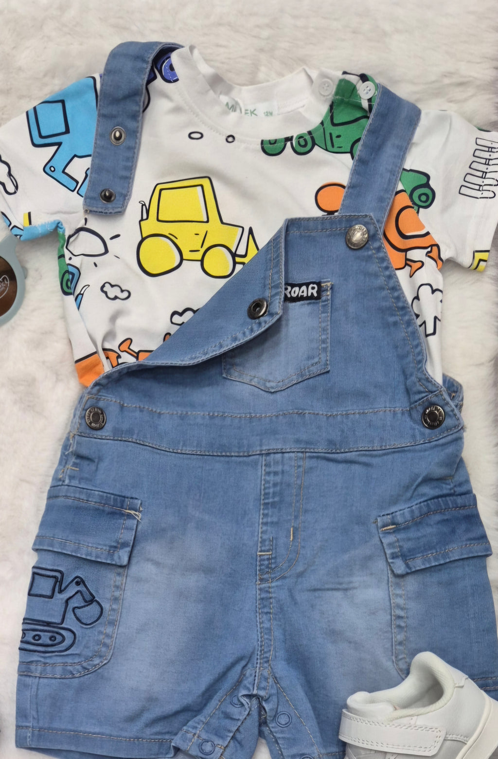 Salopette di jeans + t-shirt