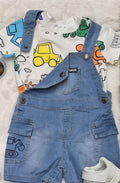 Salopette di jeans + t-shirt