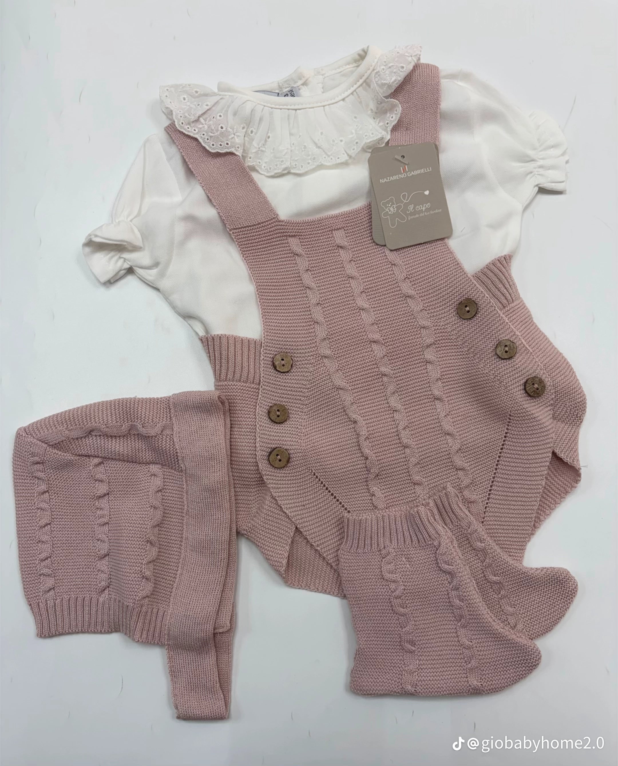 Salopette in filo, con cappello e scarpette, color rosa antico e bianco.